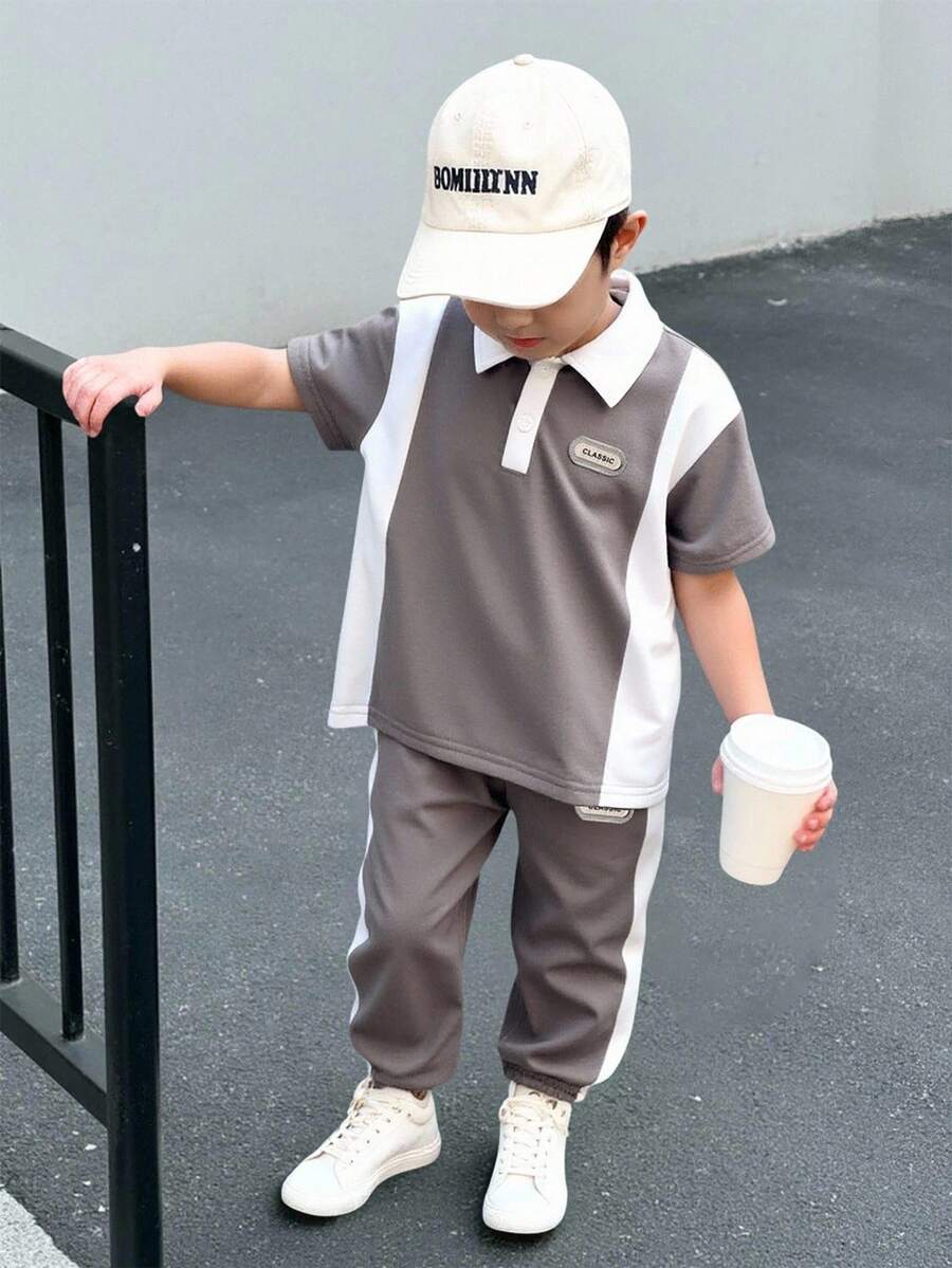 SHEIN Genkimix Kids 2 件套年轻男孩休闲 Polo 衫套装,上衣采用撞色缝线和编织标签装饰,裤子采用色块和锥形裤腿设计,面料舒适,适合夏季和秋季 - 彩色 - 查看 1