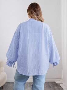 SHEIN CURVE+ Curves 大码返校季/返校季大码反季弧形下摆衬衫，秋冬长袖粉色条纹，女教师款，秋季女装 - 藍色 - 查看 2