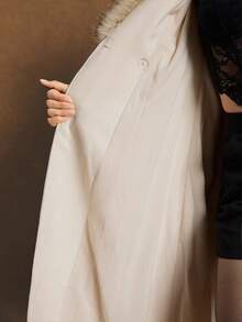 Poéselle 奶油色长款大衣，配以柔软的人造毛皮披肩领，优雅的冬季必备单品。人造毛皮领大衣，女士长款大衣，冬季长款大衣，奶油色冬季，吸睛外套，中性色胶囊衣橱，奢华女士大衣，优雅冬季时尚，女士时尚翻领大衣，冬季，简约时尚，适合日常穿着、外出、通勤、约会、居家等各种场合。 - 杏色 - 查看 9