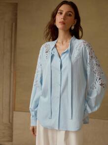 MOTF PREMIUM Áo blouse ren tương phản bằng vải lanh - Màu xanh nhạt - Xem 3