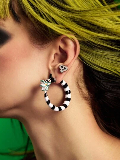Beetlejuice X SHEIN 3D Skeleton Pattern Zinc Alloy Hoop Earrings, Black & White Tarantula Silver Earrings, Goth, Cosplay