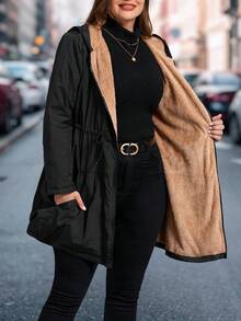 SHEIN Clasi معطف مبطن للنساء كبيرات الحجم، معطف مبطن أنيق باللون الأسود مع بطانة، معطف مبطن مزود بقلنسوة، معطف مبطن مخصر مع جيوب، ملابس شتوية للنساء، جاكيت شتوي للنساء، ملابس شتوية للنساء، إطلالات شتوية للنساء