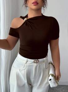 SHEIN Camiseta de mujer de talla grande con decoración metálica y hombros descubiertos, para verano