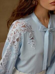 MOTF PREMIUM Áo blouse ren tương phản bằng vải lanh - Màu xanh nhạt - Xem 8