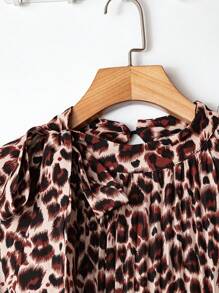 SHEIN Franclia 优雅豹纹荷叶边领 A 字腰喇叭裙 - 咖啡 - 查看 3