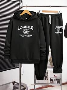 SHEIN 两件套青少年男童英文Logo印花连帽卫衣和英文印花束口裤套装，适合秋季、冬季、学校、居家、日常、运动等场合，百搭简约，冬季套装，冬季服装，秋季穿搭，秋季服装，儿童服装，黑色上衣，黑色裤子，秋季上衣。 - 黑色 - 查看 3