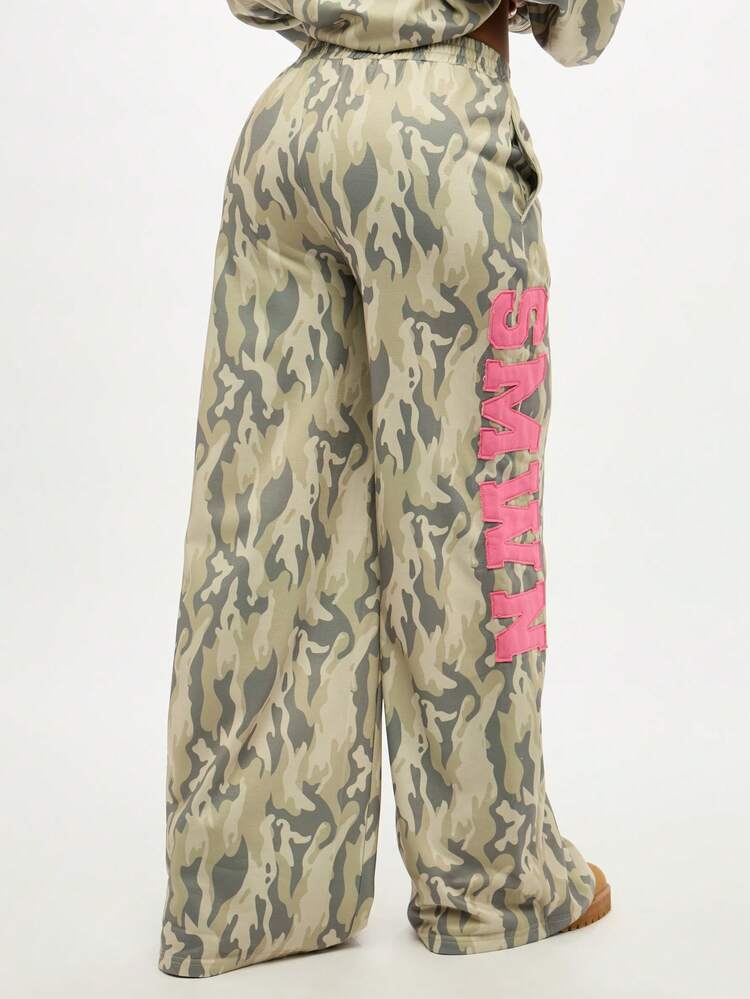 SUMWON WOMEN Pantalones jogger de pierna ancha con estilo retro Y2K, estampado militar de camuflaje, aplicaciones de letras, ropa casual de calle, moda de festival hip hop para invierno y otoño