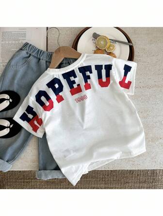 SHEIN 1件年輕男孩休閒可愛字母印花圓領針織短袖T恤，適用於旅行、學校和四季穿著