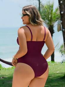 Swim Lushoire 纯色腰部交叉金属装饰优雅大码连体泳衣，适合海滩度假 - 酒紅色 - 查看 3