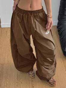 Coolane 女士和男士夏季节日情侣同款复古运动服刺绣图案格子 Corta Vento 纹理宽松降落伞弯刀裤 - 咖啡棕 - 查看 4