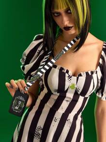 Beetlejuice X SHEIN 1 个带挂绳的人物图形卡夹，可容纳 2 张卡，哥特风格 - 彩色 - 查看 3