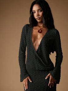 MISSGUIDED 纹理针织裹身长裙长袖深 V 领晚会舞会礼服婚礼宾客高级时尚连衣裙，配有编织草编包 - 黑色 - 查看 3