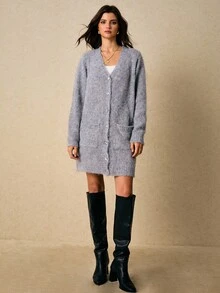 Poéselle Cárdigan largo con botones de mezcla de mohair suave y esponjoso, con bolsillos para un acogedor y elegante estilo por capas. Cárdigan largo de unicolor de mujer de manga larga con doble bolsillo y abotonadura sencilla. Cárdigan esponjoso, cárdigan de mohair, coatigan largo, abrigo de suéter con cinturón, capas acogedoras de otoño, cárdigan de punto suave, suéter de guardarropa cápsula, minimalista de otoño, invierno - Gris - Ver 1