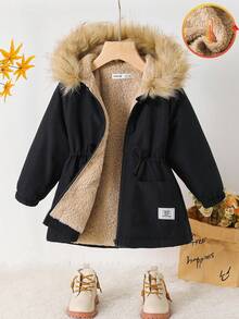 Emery Rose Kids Emery Rose Kids 女童纯色连帽外套，双口袋设计，饰有字母贴布，休闲外套，黑色哑光纯色梭织面料，黑色腰部松紧带，连帽拼接设计，保暖加厚抓绒内衬，中长款休闲外套，适合上学、购物、生日派对等场合，时尚保暖，适合秋冬季穿着。