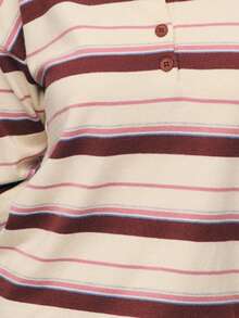 Nöista Lätt trikåpiké med rena knappdetaljer och mjuka horisontella ränder, med en avslappnad skräddarsydd silhuett med strukturerad pikékrage och ribbade manschetter för en polerad finish; en raffinerad och mångsidig stickning perfekt för kvinnors vinteroutfits, enkel lager-på-lager-klädsel, elegant avslappnad styling, festliga jullooker och sofistikerade nyårsensembler. - Blå - Visa 12