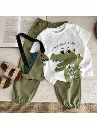 SHEIN 兒童夏季套裝-男童可愛舒適恐龍圖案短袖圓領上衣、編織運動長褲、恐龍造型斜挎包-完美適用於戶外遊玩、派對和街頭時尚