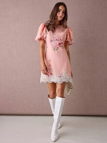 Enchnt 女士花卉印花圆领优雅泡泡袖蕾丝下摆拼布连衣裙，适合日常约会 - 粉色 - 查看 1