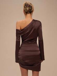 SHEIN BAE Robe mini élégante asymétrique à manches évasées et froncée, en satin de couleur café, pour l'automne/hiver. Robe de demoiselle d'honneur, robe d'anniversaire, robe superposable pour l'automne/hiver, robe de tous les jours, robe pour occasions formelles, robe de vacances - Tabac - Voir 2