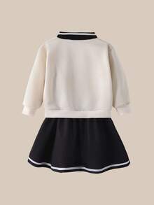 SHEIN Explorewe Conjunto de Suéter e Saia Casual Diário Simples para Meninas Jovens: Suéter de Cor Sólida com Estampa de Letra, Saia Curta. Um Conjunto Simples de Duas Peças de Cor Sólida para Meninas no Outono. Roupas Universitárias e Roupas Esportivas para o Campus na Temporada de Volta às Aulas 2025 - Preto - Visão 2