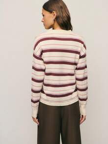 Nöista Lätt trikåpiké med rena knappdetaljer och mjuka horisontella ränder, med en avslappnad skräddarsydd silhuett med strukturerad pikékrage och ribbade manschetter för en polerad finish; en raffinerad och mångsidig stickning perfekt för kvinnors vinteroutfits, enkel lager-på-lager-klädsel, elegant avslappnad styling, festliga jullooker och sofistikerade nyårsensembler. - Blå - Visa 3