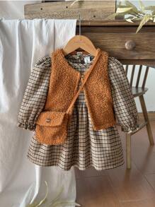 SHEIN Vintaside Kids 2 buc. Set de jachetă casual confortabilă din pluș pentru bebeluși, vestă și rochie cu mânecă lungă cu geantă, potrivit pentru purtarea zilnică de toamnă/iarnă, rochie în carouri pentru bebeluși, ținută de toamnă pentru bebeluși, haine vintage pentru bebeluși, ținută maro - Multicolor - Vizualizare 3