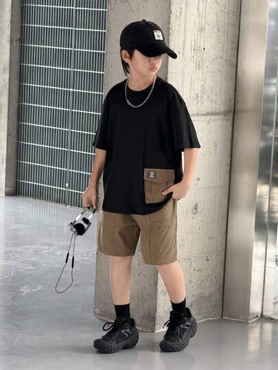 SHEIN 2 件儿童/青少年男童休闲运动拼色口袋圆领短袖 T 恤和纯色短裤套装，适合学校、花园、海滩、生日、春季、夏季、秋季、冬季