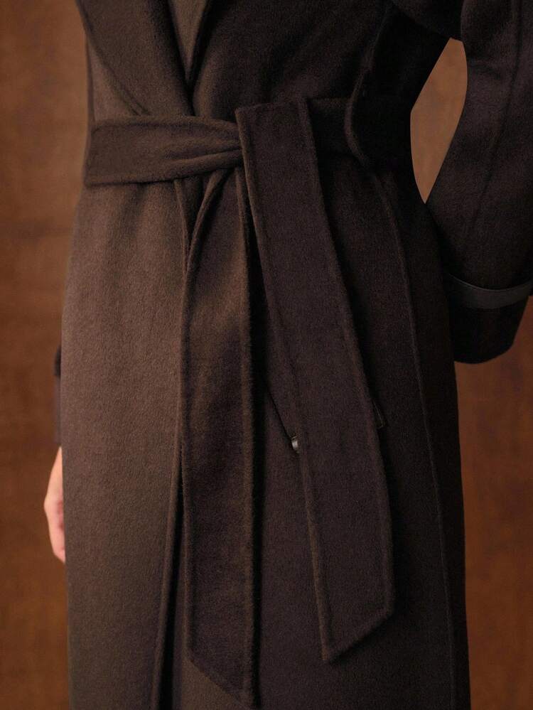 WOLL EINFARBIGER MANTEL MIT WASSERFALLKRAGEN, SCHRÄGEM TASCHE UND GÜRTEL