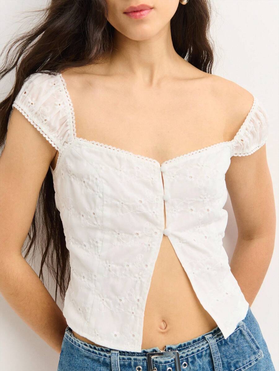 Nöista Áo crop top thêu Thụy Sĩ với cổ tim, tay nhún và chi tiết xẻ tà phía trước. Hoàn hảo cho những buổi dã ngoại mừng Quốc khánh 4 tháng 7, hẹn hò trên bãi biển hoặc tiệc tùng mùa hè! - trắng - Xem 1