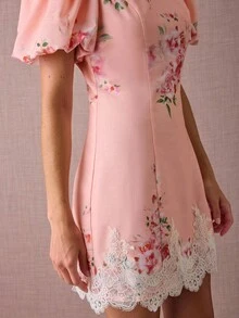 Enchnt 女士花卉印花圆领优雅泡泡袖蕾丝下摆拼布连衣裙，适合日常约会 - 粉色 - 查看 3