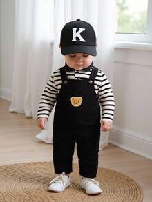 SHEIN Vintaside Kids 2 pièces Ensemble bébé garçon/unisexe 6-36 mois, cardigan en tricot à col polo rayé et pantalon en velours côtelé noir avec ours brodé. Convient pour les sorties et le port quotidien décontracté. Ensemble bébé garçon à manches longues rayé, combinaison bébé garçon noir et blanc, tenue bébé garçon en velours côtelé noir, ensembles décontractés bébé garçon, vêtements bébé garçon, ensembles de vêtements bébé garçon, tenue bébé d'automne unisexe, salopette bébé garçon, tenues bébé unisexes pour l'automne, vêtements garçon 12 mois - Multicolore - Voir 1