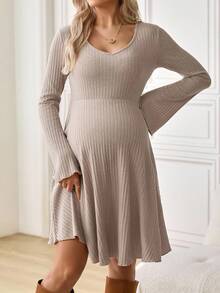 SHEIN 秋装，秋季服装，孕妇装 秋季服装 孕妇装 纯色 V 领插肩袖罗纹针织连衣裙 罗纹孕妇装 长袖孕妇装 米色孕妇装 针织孕妇装 - 杏色 - View 7