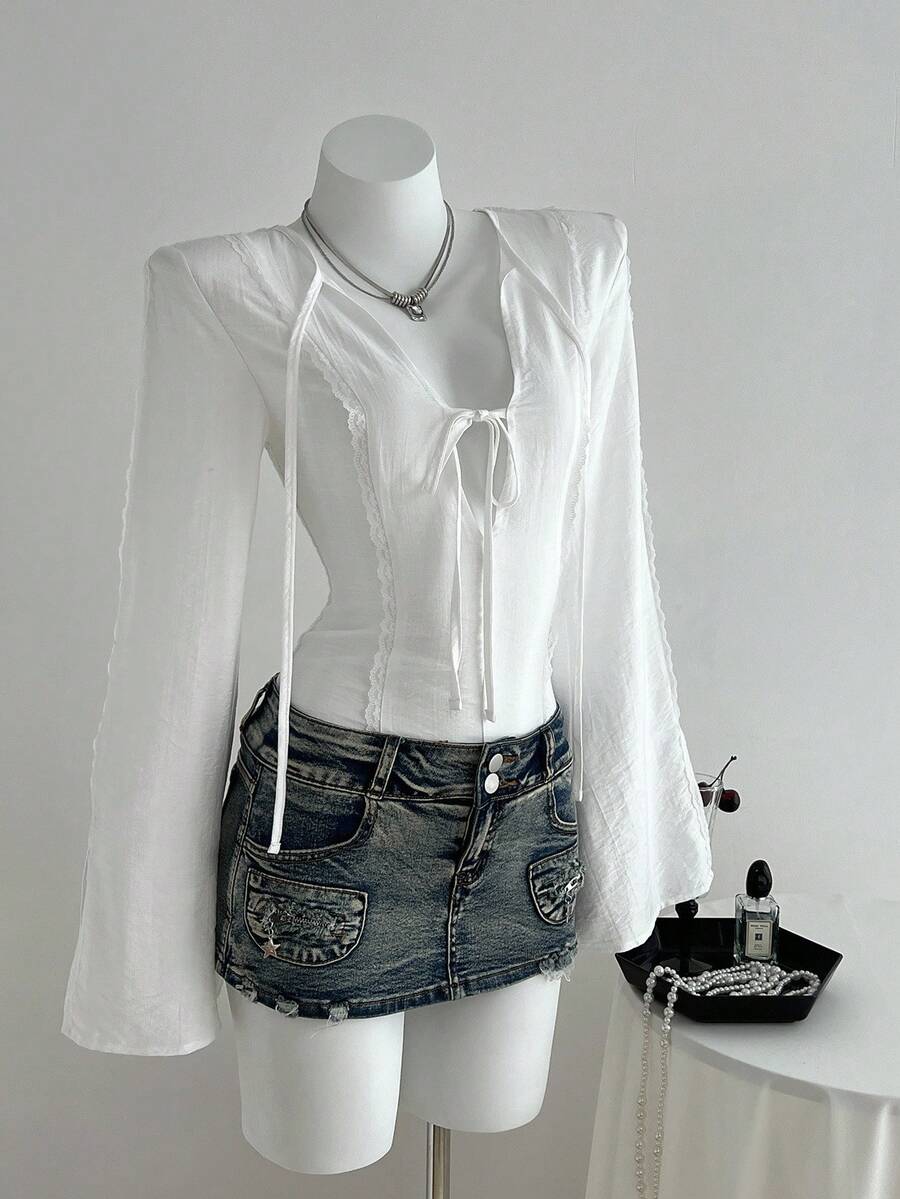 SHEIN Unity Camicetta leggera a maniche lunghe da donna con scollo a V, design di nicchia, vestibilità slim, con inserti in pizzo floreale delicato - Bianco - Visualizzare 1