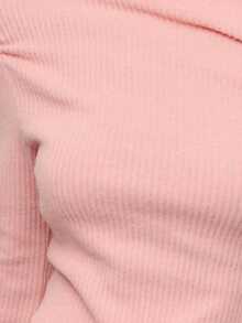 Nöista 秋季T恤采用修身剪裁和不对称针织，打造甜美俏皮造型。露肩设计凸显女性锁骨，性感又不失个性。毛绒袖口营造出俏皮温暖的视觉效果。 - 粉色 - 查看 11