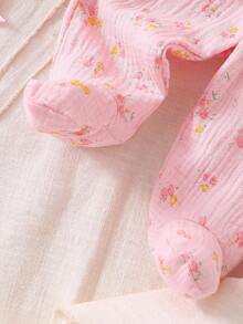 SHEIN طقم بيجامة مريح من قميص كارديجان مطبوع بزهور وبنطلون مع أقدام من القطن الشاش للمواليد الجدد