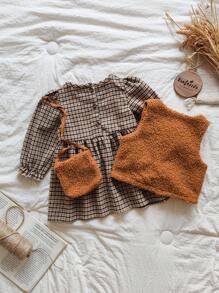 SHEIN Vintaside Kids 2 buc. Set de jachetă casual confortabilă din pluș pentru bebeluși, vestă și rochie cu mânecă lungă cu geantă, potrivit pentru purtarea zilnică de toamnă/iarnă, rochie în carouri pentru bebeluși, ținută de toamnă pentru bebeluși, haine vintage pentru bebeluși, ținută maro - Multicolor - Vizualizare 2