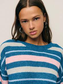 Nöista Pulover cu guler rotund în dungi albastre, roz și gri, cu o siluetă relaxată, ideal pentru femei pentru o ținută casual, șic și elegantă de iarnă.