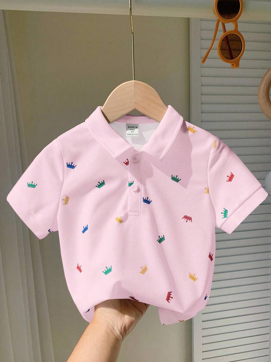 SHEIN 1 件年轻男孩休闲学院皇冠印花短袖 Polo 衫,舒适百搭,适合户外玩耍和上学,春夏季 - 粉色 - 查看 1