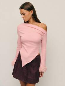 Nöista 秋季T恤采用修身剪裁和不对称针织，打造甜美俏皮造型。露肩设计凸显女性锁骨，性感又不失个性。毛绒袖口营造出俏皮温暖的视觉效果。 - 粉色 - 查看 6