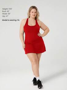 GLOWMODE FeatherFit™-Air Plus Size Peekaboo 吊带连衣裙，内置防滑短裤，低冲击瑜伽日常夏季连衣裙，黑色连衣裙，速干吸湿排汗 - Fiery Red - 查看 9