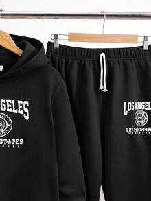 SHEIN 两件套青少年男童英文Logo印花连帽卫衣和英文印花束口裤套装，适合秋季、冬季、学校、居家、日常、运动等场合，百搭简约，冬季套装，冬季服装，秋季穿搭，秋季服装，儿童服装，黑色上衣，黑色裤子，秋季上衣。 - 黑色 - 查看 5