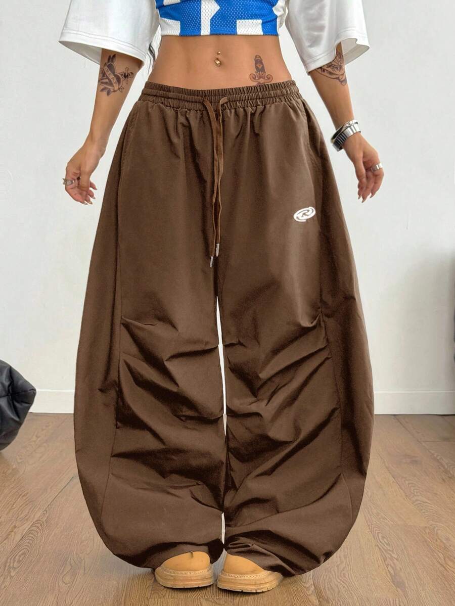 Coolane 女士和男士夏季节日情侣同款复古运动服刺绣图案格子 Corta Vento 纹理宽松降落伞弯刀裤 - 咖啡棕 - 查看 1