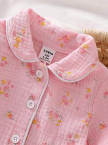 SHEIN طقم بيجامة مريح من قميص كارديجان مطبوع بزهور وبنطلون مع أقدام من القطن الشاش للمواليد الجدد