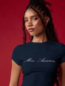 MISSGUIDED Camiseta ajustada de corte corto con estampado gráfico de Miss America, de estilo retro Y2K, de manga corta, para estudiantes, casual, de vuelta al cole, de otoño, de estilo universitario - Azul Marino - Ver 4
