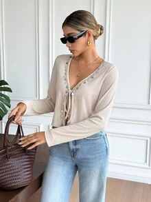 SHEIN Frenchy Camiseta casual con cordones y decoración de colgante para mujer