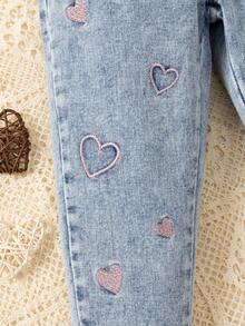 SHEIN Playful Pals Young Girls Jeans, Suitable For All Seasons, New Arrival. Light Blue Denim Wash, Pink Heart Embroidery, Pink Buttons, Tapered Leg, Casual & School Wear, Girls Denim Long Pants Fall Winter - Light Wash - View 6
