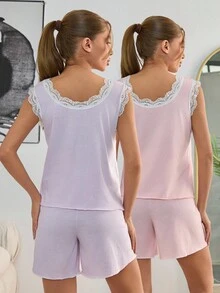 RueChic 2 件撞色蕾丝和纽扣细节无袖短款上衣和生菜细节短裤家居服套装