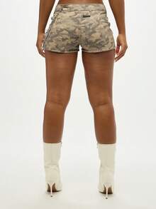 SUMWON WOMEN Quần short denim rách rưới họa tiết quân đội trang trí xích lễ hội mùa hè quần short ngắn cạp trễ thường ngày - màu nâu - Xem 2