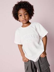 SHEIN 2 件套年轻男孩 3D 字母浮雕图案圆领短袖 T 恤，带工装口袋，撞色裤子，适合春季、夏季、秋季休闲装，适合户外、学校、派对、时尚百搭年轻男孩套装年轻男孩 2 件套服装套装，返校服装