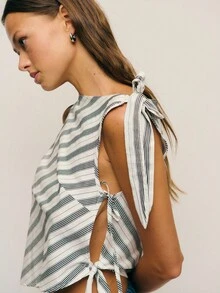 Nöista Esta blusa sin mangas presenta rayas diagonales en blanco y negro, un bajo asimétrico y cierres laterales con lazos, combinando el encanto vintage con el estilo callejero Y2K, perfecta para otoño, invierno y el estilo de las mujeres de "old money". - Blanco y Negro - Ver 4
