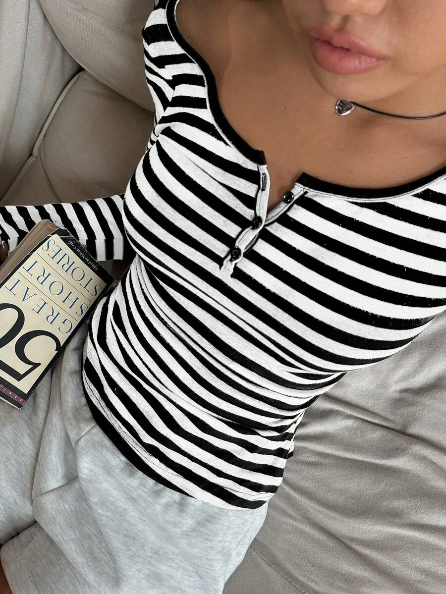 SHEIN EZwear Áo thun dài tay thường ngày cỡ lớn dành cho nữ, cổ hở một nửa, họa tiết sọc đen và xám - Đen và trắng - Xem 1